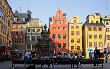 <p>Visit Stockholm y Stockholm Business Region encargó a Bloom Consulting el desarrollo de un programa de apoyo para los socios de la Marca Ciudad de Estocolmo.</p>
                                    <p>El objetivo era reunir a las diferentes partes interesadas en un nuevo modelo de gestión para desarrollar la oferta de la Marca Ciudad para visitantes, inversores y empresas, alineada con el ADN de Estocolmo en una visión de marca compartida.</p>
                                    <p>El proyecto implicó una investigación cuantitativa a través de Digital Demand - D2© y también una investigación cualitativa, además del diseño de una estrategia transparente.</p>
                                    <p>Bloom Consulting compartió los resultados de la investigación y llevó a cabo una serie de talleres a lo largo de 2018 para la co-creación y el empoderamiento de los stakeholders y el equipo de Visit Stockholm y Stockholm Business Region, así como los representantes de la Marca Ciudad.</p>
                                    <p>La entrega final de este proyecto fue un sistema de apoyo a Visit Stockholm y a los stakeholders para el desarrollo futuro del sector, con un enfoque en la provisión de Inteligencia de Mercadeo, la gestión de los stakeholders y la alineación de la Marca Ciudad.</p>