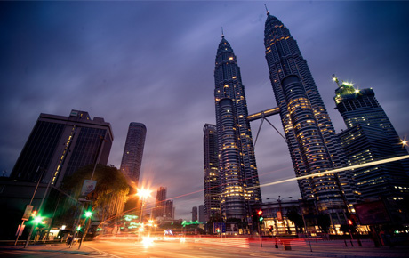 <p>Em 2010, a Petrosains, a maior empresa petrolífera da Malásia, proprietária do empreendimento Petronas Twin Towers, no centro de Kuala Lumpur, na Malásia, decidiu explorar o potencial de desenvolvimento deste sítio, um importante destino turístico urbano.</p>
                                    <p>A empresa nomeou a Colliers International para realizar este trabalho sob a nossa direção. A equipa também incluiu arquitetos para liderar as propostas de design urbano que surgiram da estratégia de desenvolvimento da Marca Destino.</p>
                                    <p>As propostas para um novo ponto de vista turístico no topo de uma das torres e novas instalações adjacentes foram posteriormente acordadas por Petrsains, sendo que o trabalho começou em 2012.</p>
                                    <p>* Projeto desenvolvido por Placematters e Phil Harcourt antes da fusão com a Bloom Consulting</p>