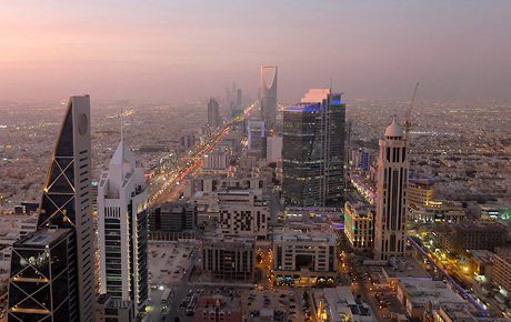 <p>Em 2020, a Comissão Real da Cidade de Riyadh encarregou a Bloom Consulting de desenvolver a estratégia da Marca da Cidade de Riyadh e o seu plano de implementação.</p>
                                    <p>Riyadh está atualmente a sofrer um profundo processo de transformação para se tornar uma cidade global ao abrigo do programa Riyadh 2030.</p>
                                    <p>O projeto envolveu uma avaliação completa da sua Marca Territorial, e medição para compreender as perceções e atratividade de Riyadh entre cidadãos globais, turistas, investidores, e talentos em todo o mundo. Foi importante compreender como posicionar Riyadh para o mundo a partir de uma perspetiva de marca.</p>
                                    <p>A Bloom Consulting desenvolveu a estratégia de Marca da Cidade da Riyadh fornecendo apoio e supervisão contínua na fase de implementação do projeto. Também definiu os futuros KPIs para a cidade.</p>
                                    <p>Um dos aspetos mais importantes foi assegurar que todos os stakeholders trabalhassem em alinhamento com a estratégia.</p>
                                    <p>A Bloom Consulting irá também aconselhar sobre a implementação, fornecer apoio estratégico e capacitação a todos os grandes projetos que estão a ser desenvolvidos na cidade.</p>
                                    <p>Mais informações em: <a href='https://riyadhcitybrand.com/' target='_blank'>https://riyadhcitybrand.com/</a></p>